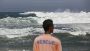 Waspada! Gelombang Raksasa Hantam Pantai Selatan DIY!