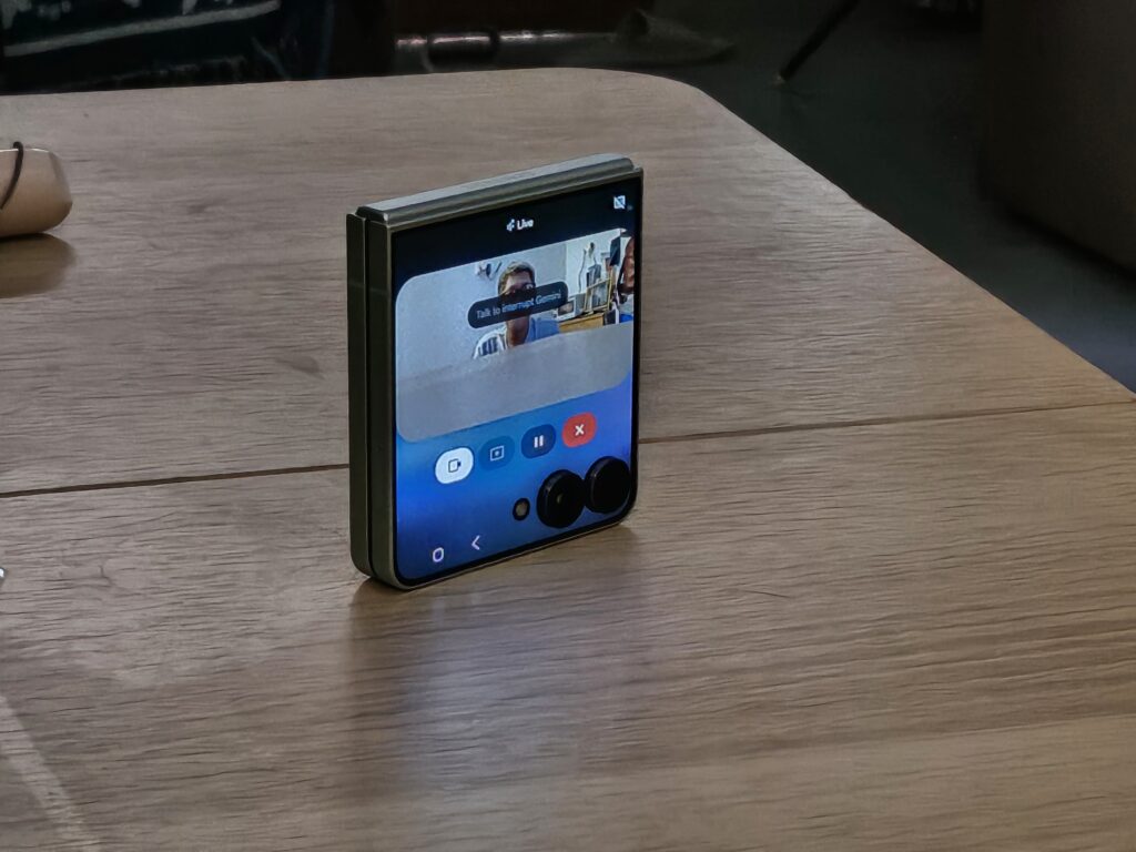 Galaxy Z Flip7: Asisten AI Gemini Live di Cover Screen, Bikin Hidup Makin Mudah! 1 Galaxy Z Flip7: Asisten AI Gemini Live di Cover Screen, Bikin Hidup Makin Mudah!