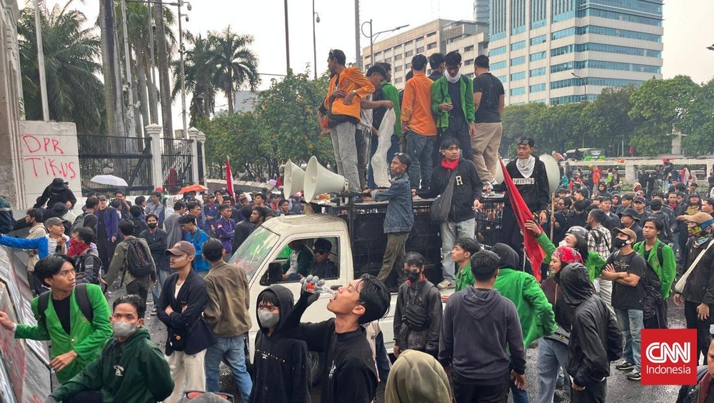 Mahasiswa Geruduk DPR, Tolak Tunjangan Fantastis!