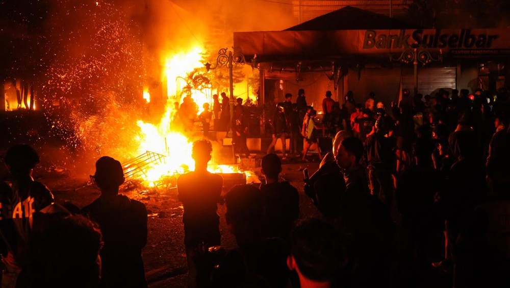 Tragedi Makassar: Tiga Nyawa Melayang dalam Kobaran Api DPRD!