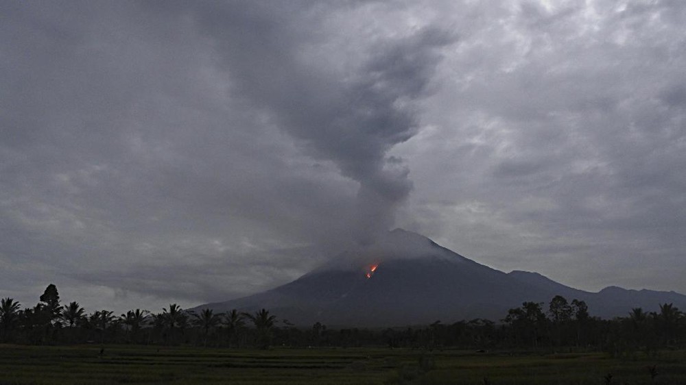 Gunung Semeru Meletus! Warga Sekitar Waspada!