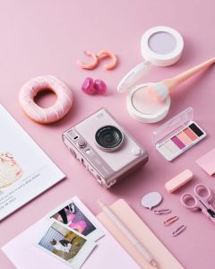 Instax mini Evo GENTLE ROSE: Kamera Instan yang Bikin Momenmu Makin Instagramable!