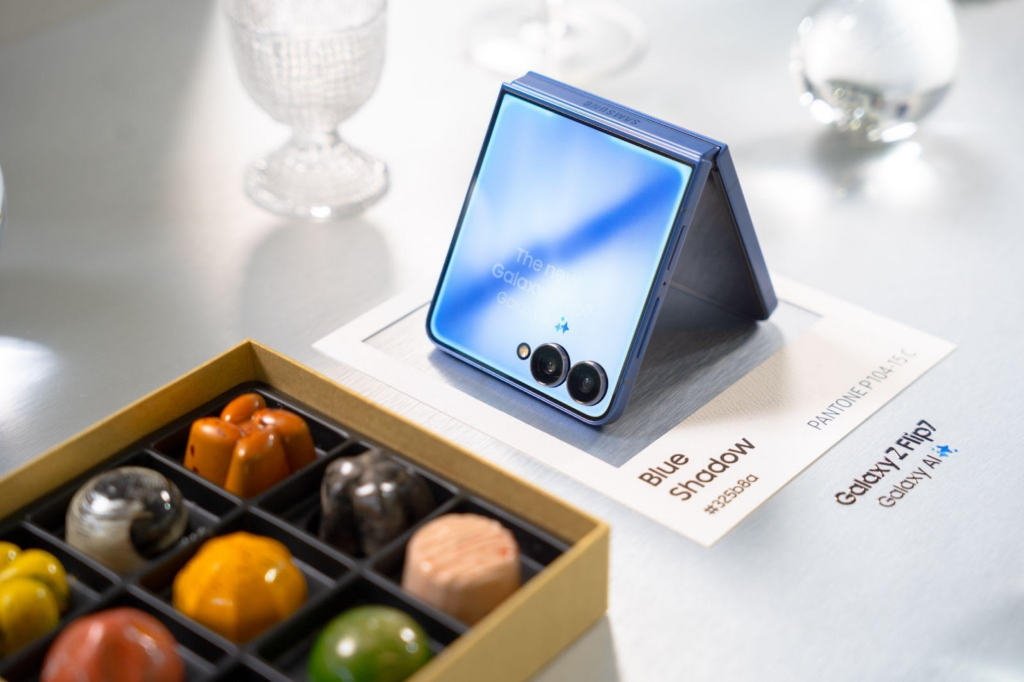 Lentera Pos- Samsung kembali mengguncang pasar ponsel lipat dengan inovasi terbarunya, Galaxy Z Flip7. Lebih dari sekadar perangkat bergaya, Z Flip7 membuka pintu kreativitas tanpa batas bagi para pembuat konten, menghadirkan pengalaman yang tak mungkin didapatkan dari ponsel konvensional. 1 Lentera Pos- Samsung kembali mengguncang pasar ponsel lipat dengan inovasi terbarunya, Galaxy Z Flip7. Lebih dari sekadar perangkat bergaya, Z Flip7 membuka pintu kreativitas tanpa batas bagi para pembuat konten, menghadirkan pengalaman yang tak mungkin didapatkan dari ponsel konvensional.