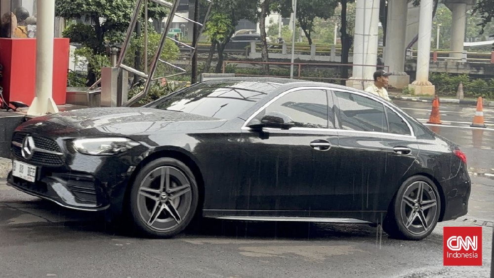 Mobil Mewah Mantan Wamendes Tersangka Korupsi Kemnaker Disita KPK!