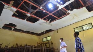 Lentera Pos- Kondisi memprihatinkan dialami siswa SMA Negeri 23 Makassar. Sejak 2021, mereka terpaksa belajar di musala dan teras sekolah saat hujan akibat atap gedung yang bocor parah dan berpotensi ambruk.