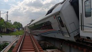 KA Anjlok! 8 Perjalanan Kereta Api Dibatalkan