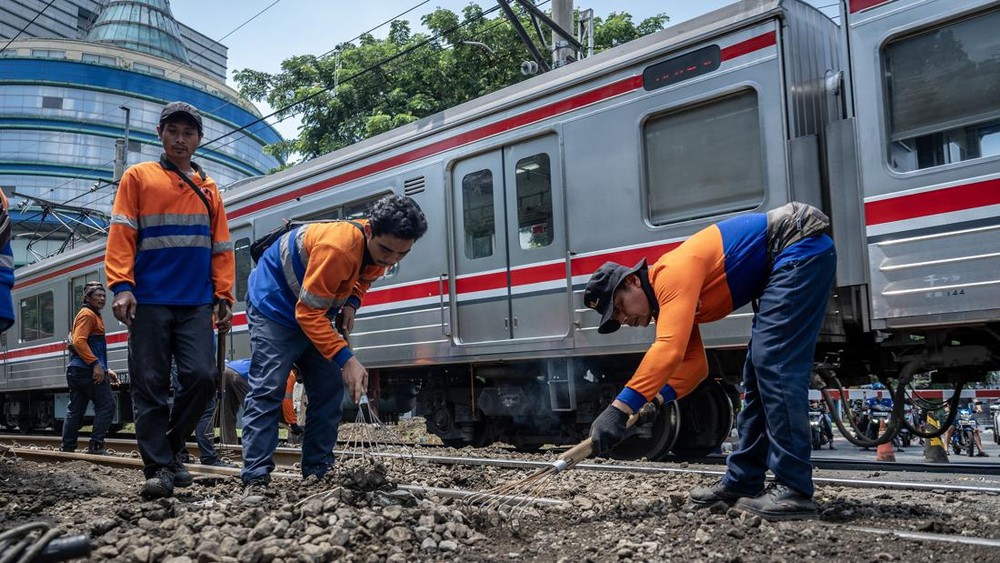 Rel Patah, KRL Rangkasbitung Terlambat? 1 Rel Patah, KRL Rangkasbitung Terlambat?
