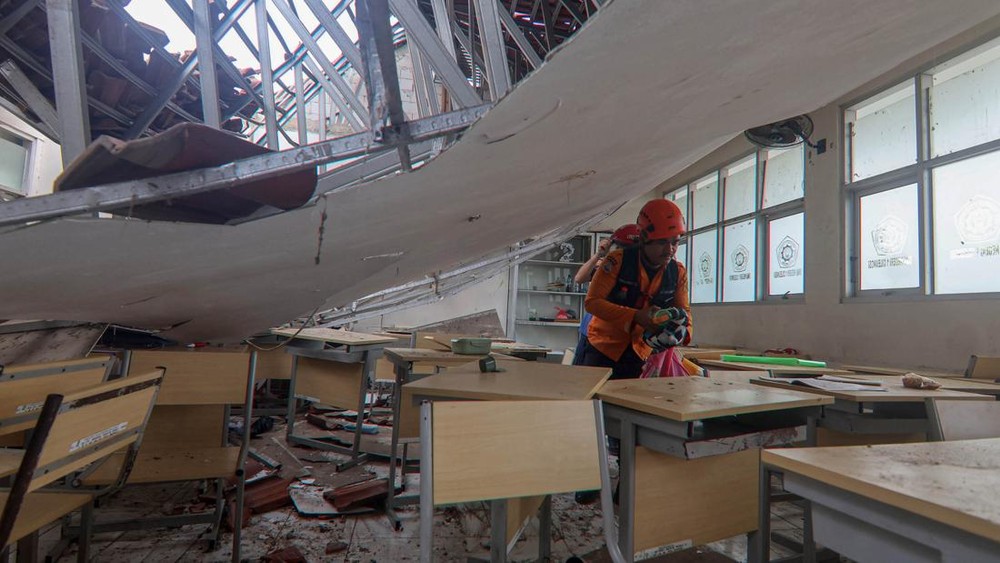 Atap SMK Ambruk! Puluhan Siswa Bogor Terluka 1 Atap SMK Ambruk! Puluhan Siswa Bogor Terluka