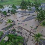 Lentera Pos-    Banjir lahar dingin Gunung Semeru kembali menerjang Kabupaten Lumajang, Jawa Timur, pada Rabu (5/11), menyebabkan kerusakan signifikan pada infrastruktur dan lahan pertanian. Tanggul di Desa Gondoruso, Kecamatan Pasirian, dilaporkan jebol akibat derasnya aliran lahar dingin, memicu kerugian ekonomi bagi warga setempat.