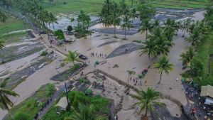 Lentera Pos-    Banjir lahar dingin Gunung Semeru kembali menerjang Kabupaten Lumajang, Jawa Timur, pada Rabu (5/11), menyebabkan kerusakan signifikan pada infrastruktur dan lahan pertanian. Tanggul di Desa Gondoruso, Kecamatan Pasirian, dilaporkan jebol akibat derasnya aliran lahar dingin, memicu kerugian ekonomi bagi warga setempat.