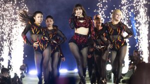 Lentera Pos-  Jelang konser BLACKPINK yang digelar Sabtu (1/11) malam ini, lalu lintas di sekitar Stadion Utama Gelora Bung Karno (SUGBK), Jakarta Pusat terpantau padat merayap. Kemacetan parah terjadi di Jalan Jenderal Sudirman, khususnya di ruas jalan Semanggi menuju Senayan, dan juga di jalur yang mengarah ke Pintu 1 Senayan.