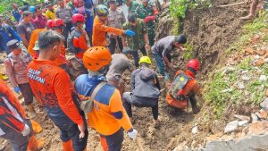 Tragedi Trenggalek: Satu Keluarga Tertimbun, Evakuasi Dramatis!