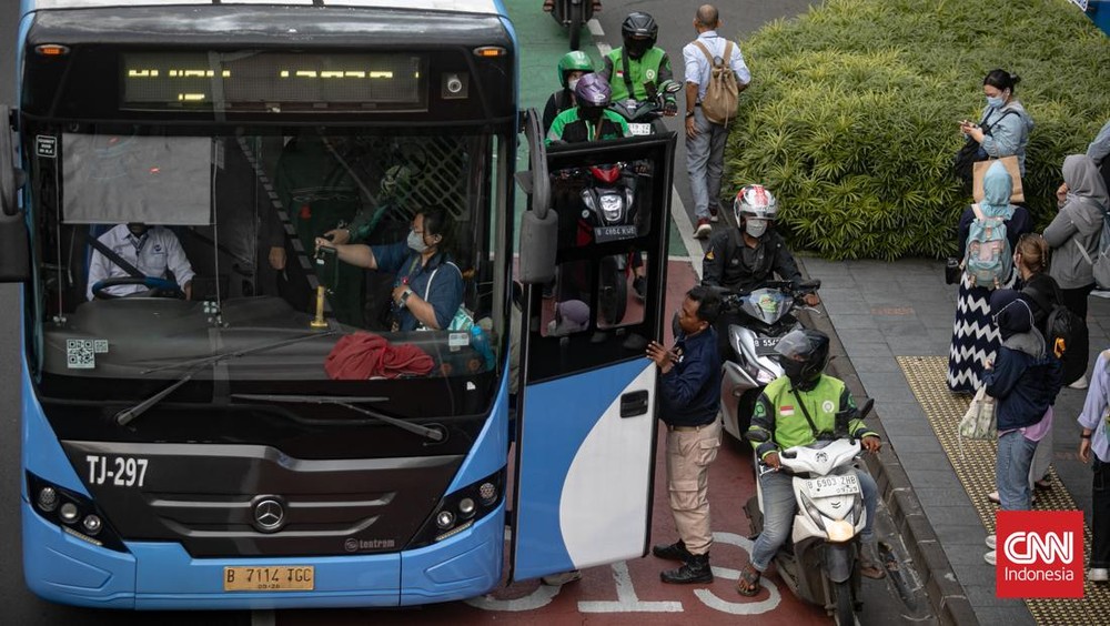 Banjir Jakarta Lumpuhkan Transjakarta, Rute Diubah!