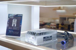 Charger Kilat Motor Listrik Polytron: Revolusi Touring!