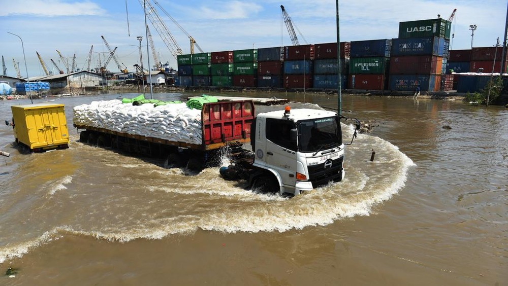 Banjir Landa Indonesia: Sumatra dan Jawa Diterjang!