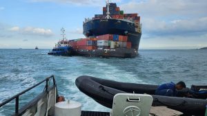 Nyaris Bencana! Kapal Kargo Hilang Kendali di Jalur Tersibuk Dunia