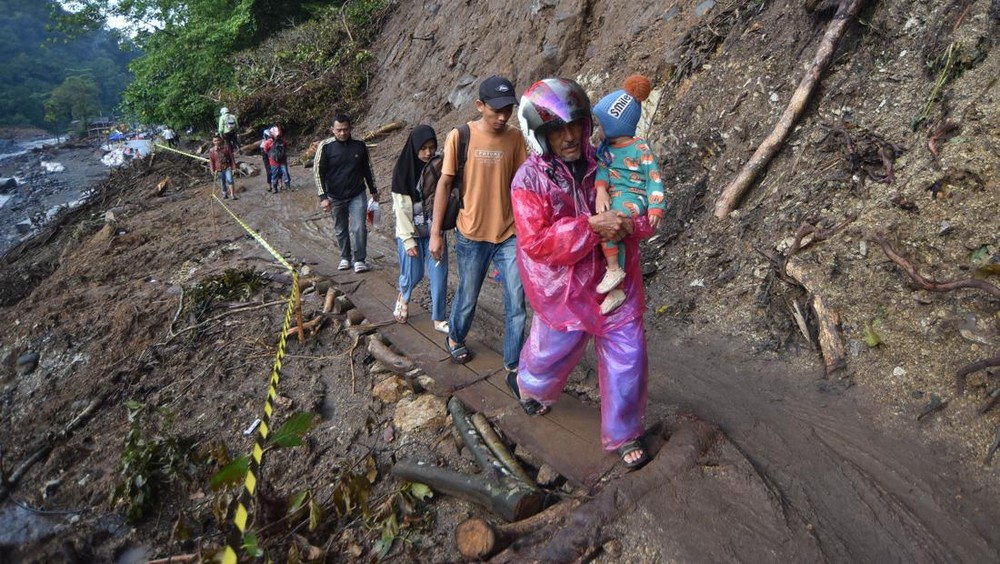 Sumatra Membara: Pengungsi Sakit, Bau Busuk Hantui!