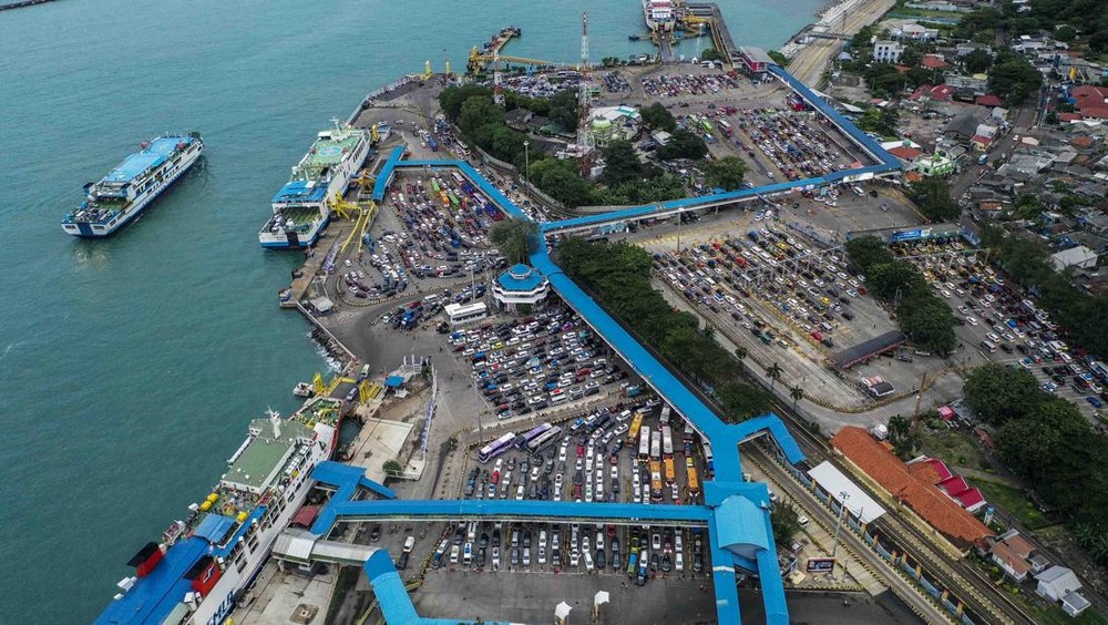 Chaos di Merak! Badai Selat Sunda Lumpuhkan Penyeberangan!