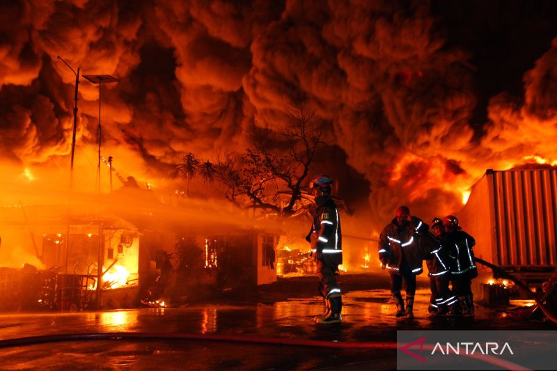 Pabrik Sandal Medan Ludes! Ada Misteri di Balik Kobaran Api?