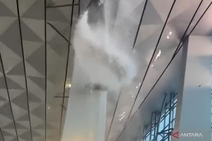 Lenterapos 6 Detik-Detik Mencekam! Atap Bandara Soetta Roboh Diterjang Badai!