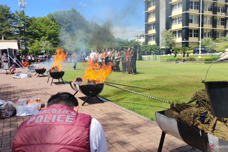 Polda Sumbar Bakar 108 Kg Narkoba: Jaringan Maut Terbongkar!