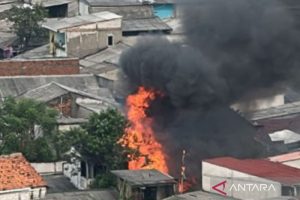 Pulogebang Membara! 60 Petugas Berjibaku, Penyebab Misterius!