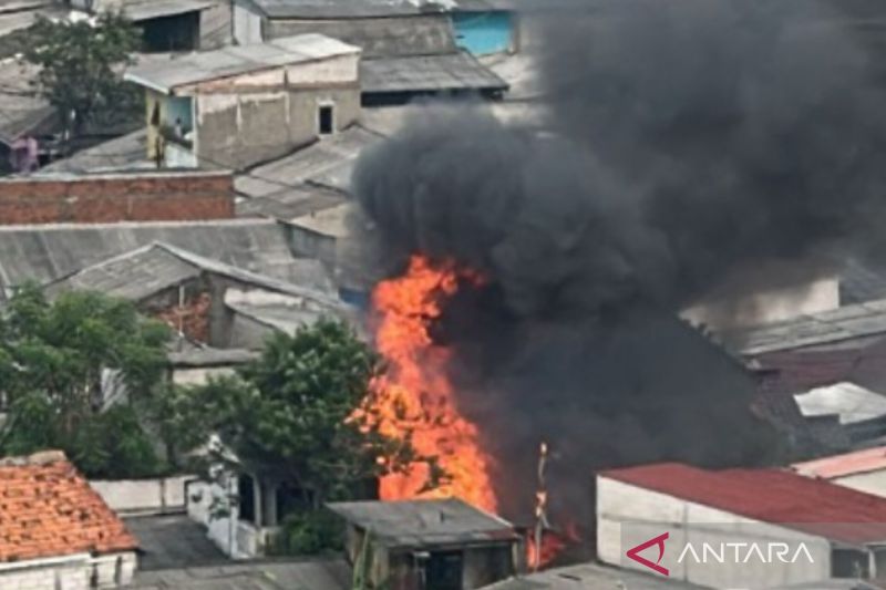 Pulogebang Membara! 60 Petugas Berjibaku, Penyebab Misterius!