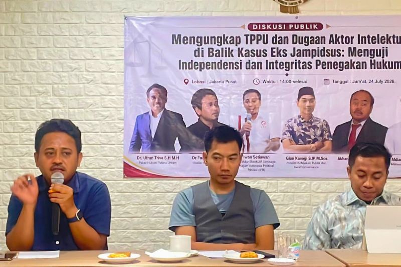 lenterapos.com - Kabar mengejutkan kembali menyelimuti jagat hukum Tanah Air setelah kasus dugaan tindak pidana pencucian uang (TPPU) yang menyeret mantan Jaksa Agung Muda Bidang Tindak Pidana Khusus (Jampidsus) Febrie Adriansyah semakin mendalam. Kini, sorotan tajam diarahkan pada perannya saat menjabat sebagai Ketua Satuan Tugas Penertiban Kawasan Hutan (Satgas PKH), sebuah posisi yang disebut-sebut krusial untuk diurai dalam pusaran penyelidikan. 1 lenterapos.com - Kabar mengejutkan kembali menyelimuti jagat hukum Tanah Air setelah kasus dugaan tindak pidana pencucian uang (TPPU) yang menyeret mantan Jaksa Agung Muda Bidang Tindak Pidana Khusus (Jampidsus) Febrie Adriansyah semakin mendalam. Kini, sorotan tajam diarahkan pada perannya saat menjabat sebagai Ketua Satuan Tugas Penertiban Kawasan Hutan (Satgas PKH), sebuah posisi yang disebut-sebut krusial untuk diurai dalam pusaran penyelidikan.