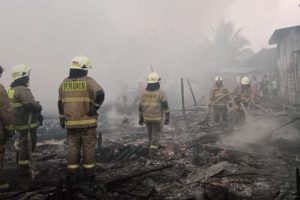 Api Misterius Lalap Lapak Rongsokan Cengkareng Warga Panik