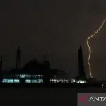 Petir Menyambar Saat Pakai Earphone Ini Faktanya