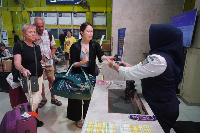 Lenterapos 4 Wisatawan Asing Makin Gemar Naik Kereta Api