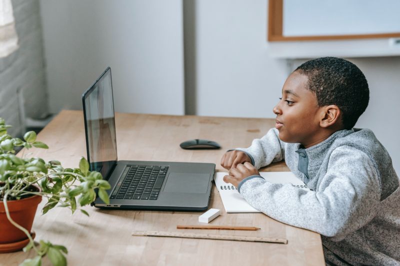 Anak Aman di Era Digital Kunci Pengawasan Orang Tua 1 Anak Aman di Era Digital Kunci Pengawasan Orang Tua